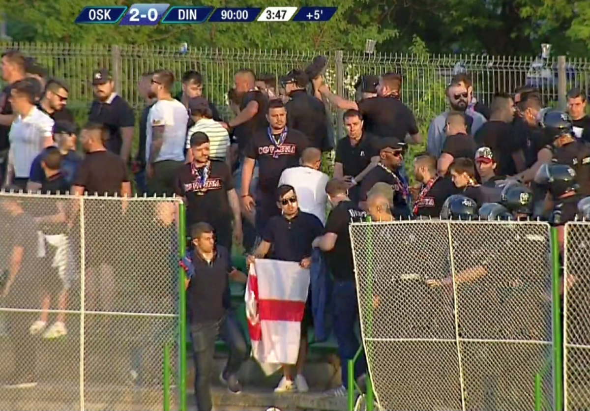 FOTO Incidente la Sf. Gheorghe! Fanii dinamoviști au furat steagul Ungariei » Dănciulescu, victima forțelor de ordine: "Am primit 5 jeturi de gaze lacrimogene și șuturi în fund"