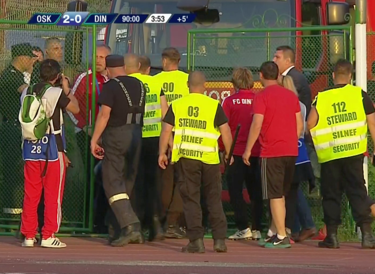 FOTO Incidente la Sf. Gheorghe! Fanii dinamoviști au furat steagul Ungariei » Dănciulescu, victima forțelor de ordine: "Am primit 5 jeturi de gaze lacrimogene și șuturi în fund"