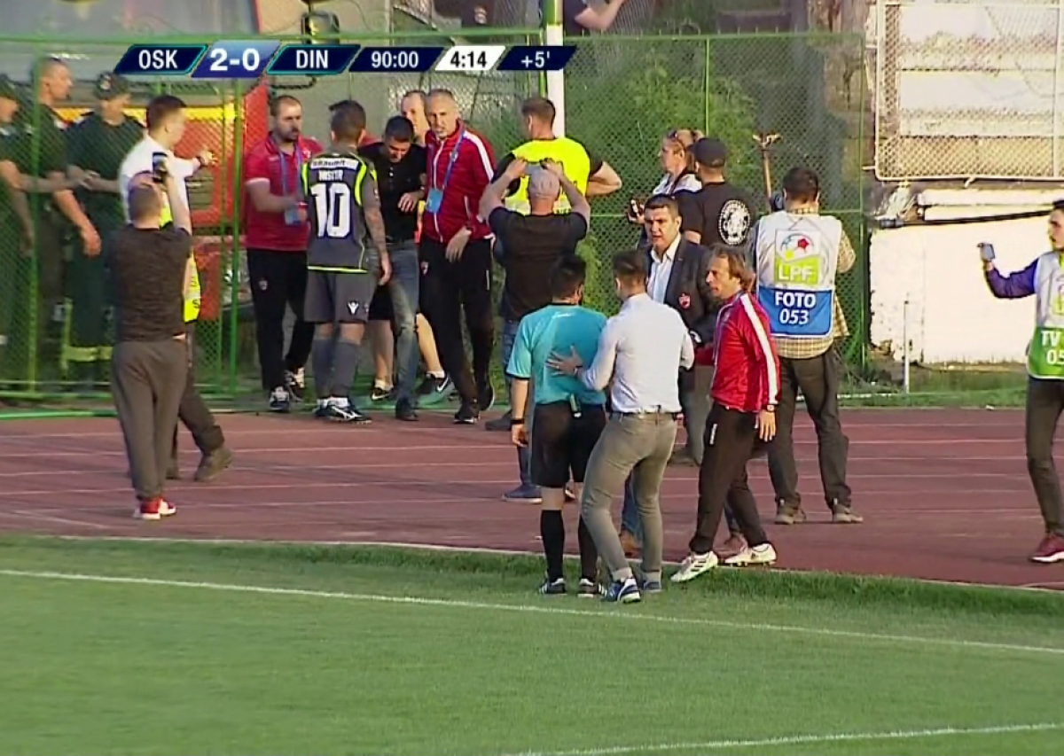 FOTO Incidente la Sf. Gheorghe! Fanii dinamoviști au furat steagul Ungariei » Dănciulescu, victima forțelor de ordine: "Am primit 5 jeturi de gaze lacrimogene și șuturi în fund"