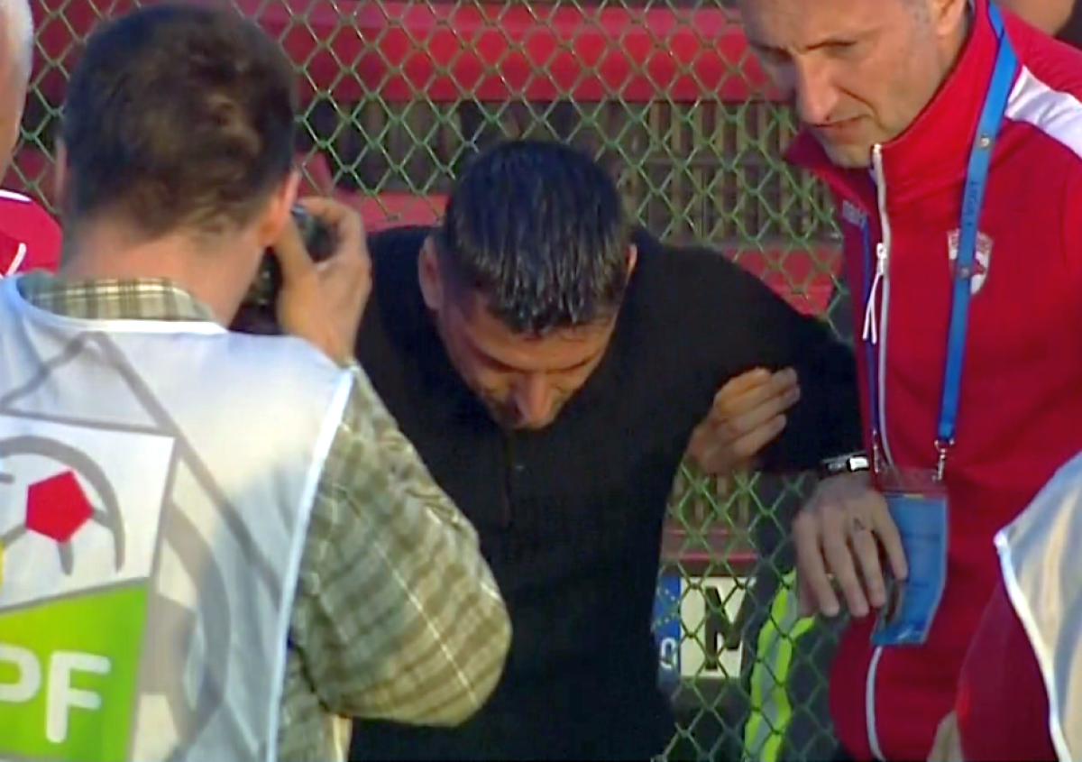 FOTO Incidente la Sf. Gheorghe! Fanii dinamoviști au furat steagul Ungariei » Dănciulescu, victima forțelor de ordine: "Am primit 5 jeturi de gaze lacrimogene și șuturi în fund"