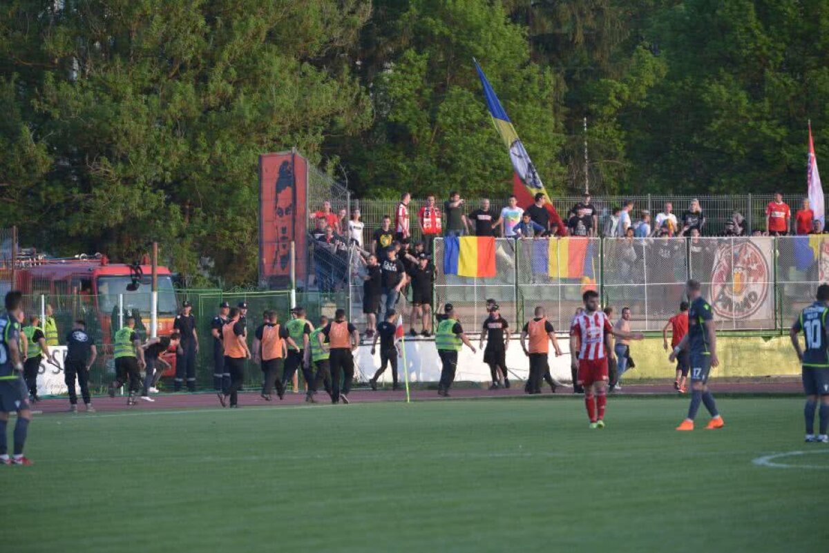 FOTO Incidente la Sf. Gheorghe! Fanii dinamoviști au furat steagul Ungariei » Dănciulescu, victima forțelor de ordine: "Am primit 5 jeturi de gaze lacrimogene și șuturi în fund"