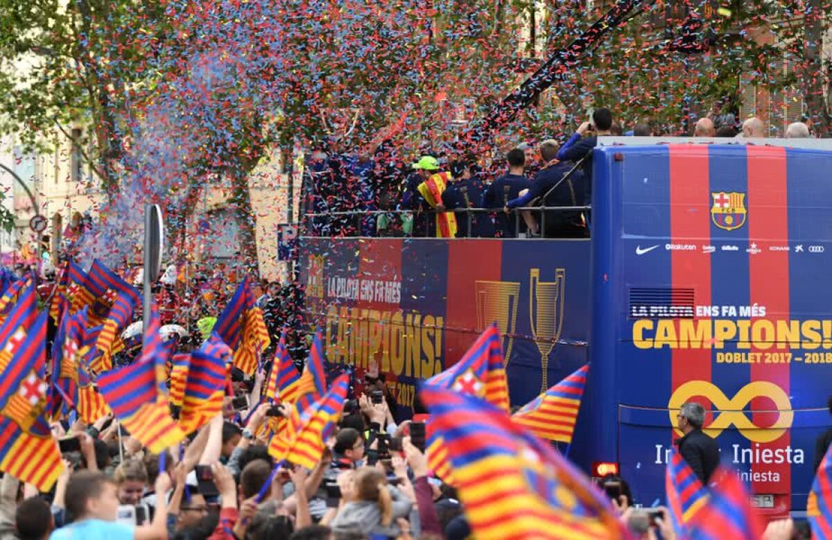 VIDEO + FOTO Momente nebune la fiesta Barcelonei » Luis Suarez i-a aruncat pantofii antrenorului Valverde din autocar și Pique a făcut duș cu bere