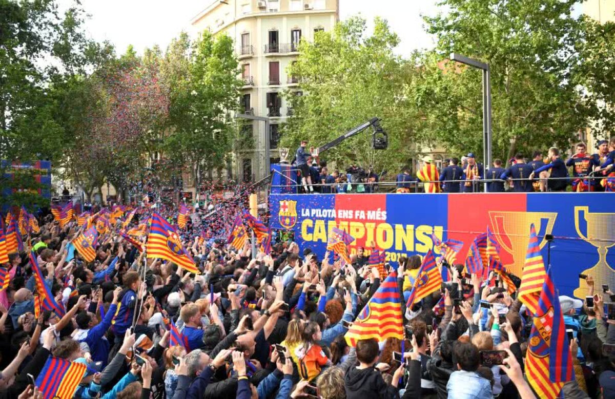 VIDEO + FOTO Momente nebune la fiesta Barcelonei » Luis Suarez i-a aruncat pantofii antrenorului Valverde din autocar și Pique a făcut duș cu bere