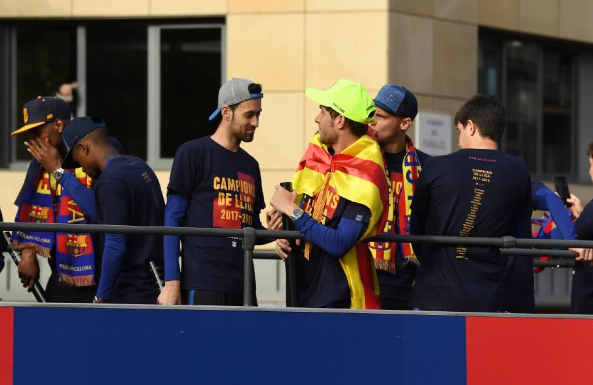 VIDEO + FOTO Momente nebune la fiesta Barcelonei » Luis Suarez i-a aruncat pantofii antrenorului Valverde din autocar și Pique a făcut duș cu bere