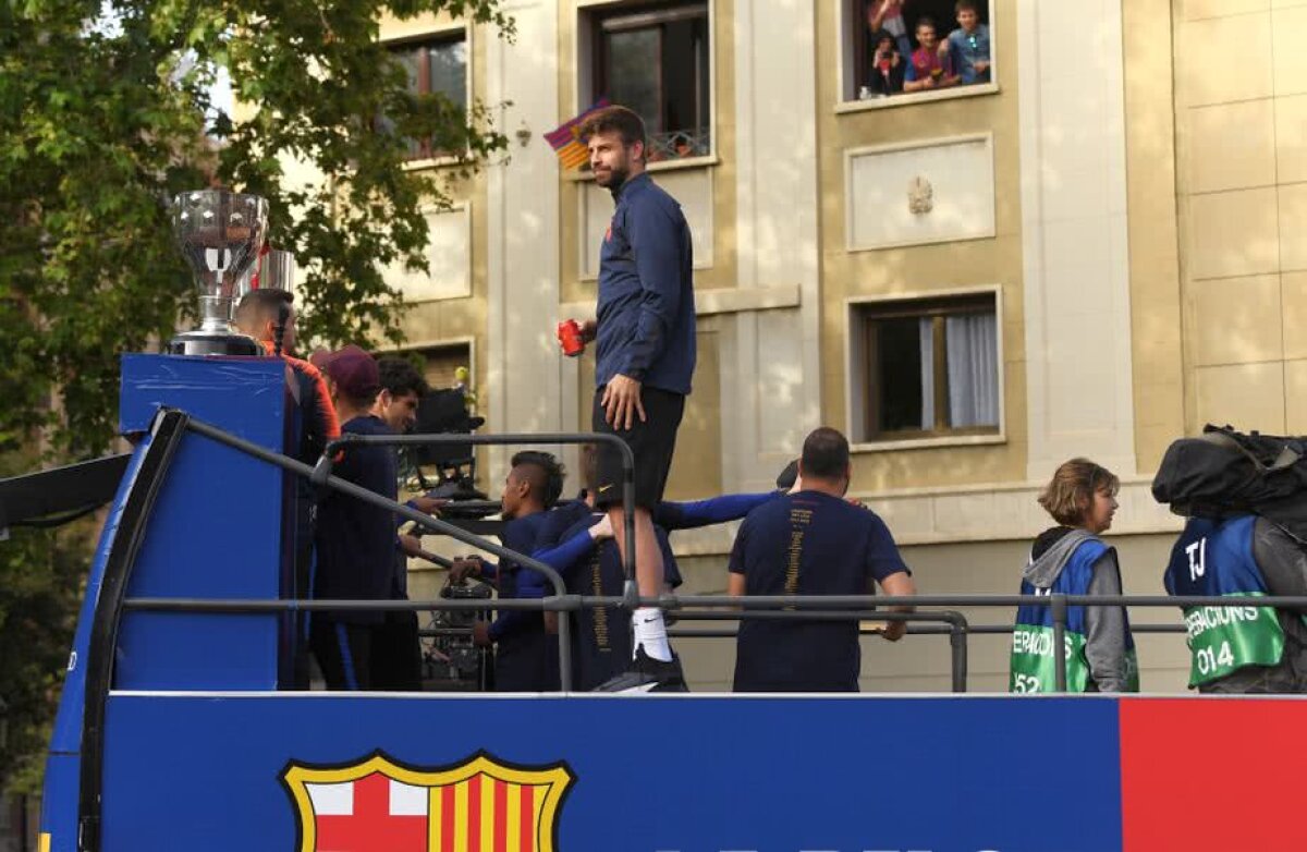 VIDEO + FOTO Momente nebune la fiesta Barcelonei » Luis Suarez i-a aruncat pantofii antrenorului Valverde din autocar și Pique a făcut duș cu bere