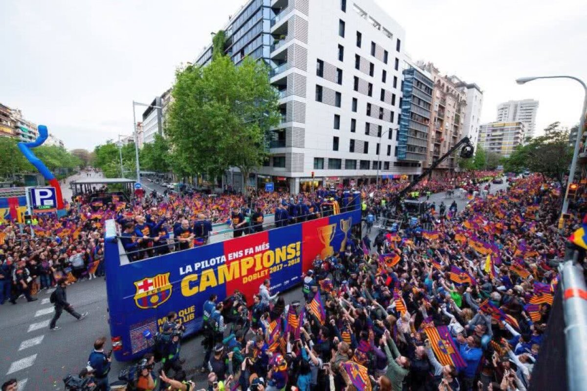 VIDEO + FOTO Momente nebune la fiesta Barcelonei » Luis Suarez i-a aruncat pantofii antrenorului Valverde din autocar și Pique a făcut duș cu bere