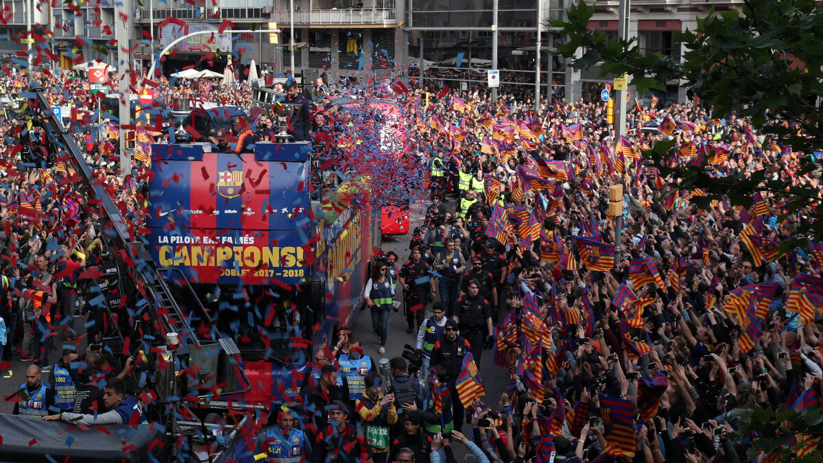 VIDEO + FOTO Momente nebune la fiesta Barcelonei » Luis Suarez i-a aruncat pantofii antrenorului Valverde din autocar și Pique a făcut duș cu bere