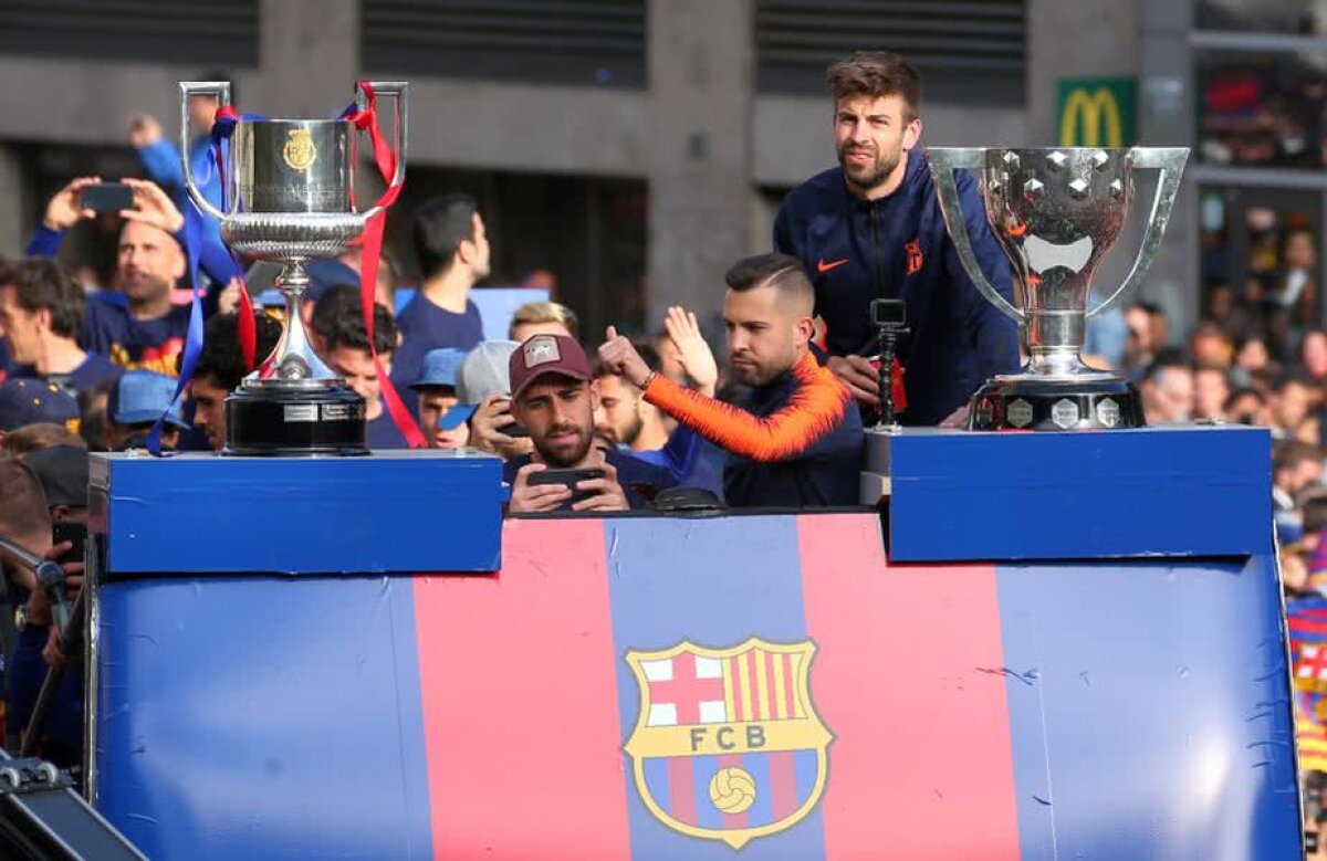 VIDEO + FOTO Momente nebune la fiesta Barcelonei » Luis Suarez i-a aruncat pantofii antrenorului Valverde din autocar și Pique a făcut duș cu bere