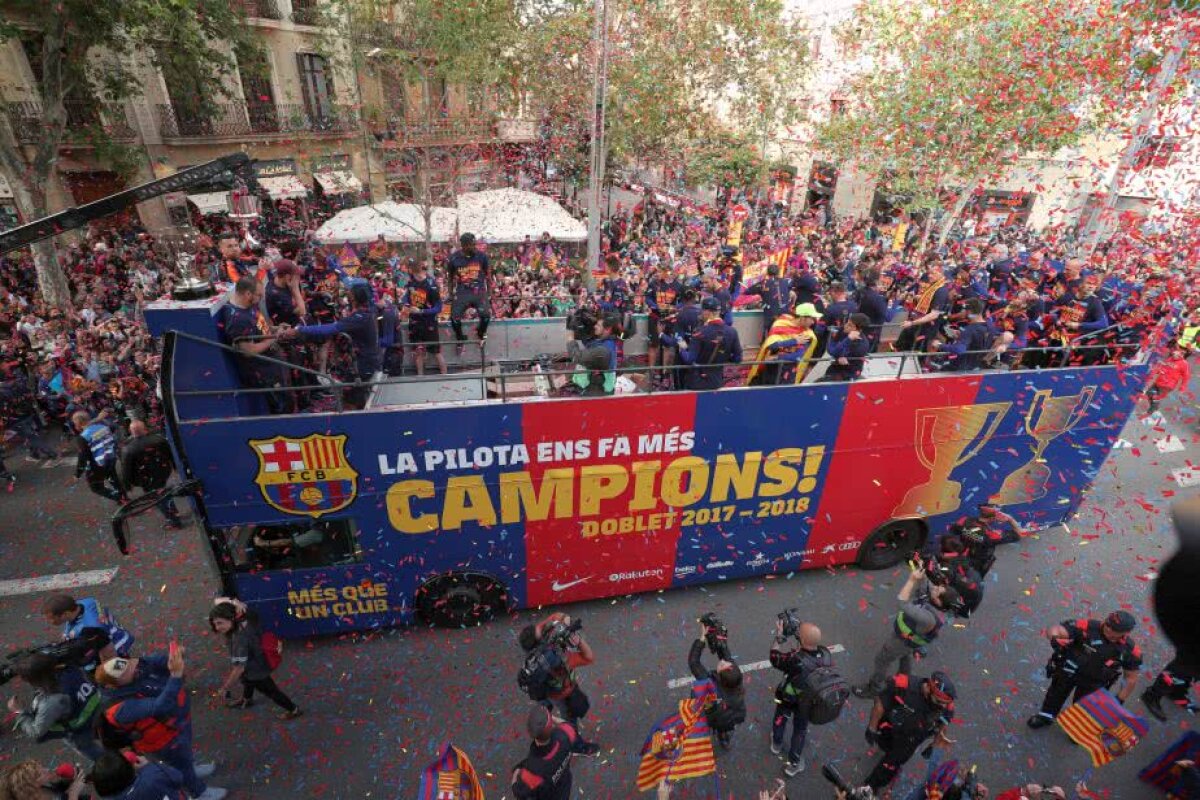 VIDEO + FOTO Momente nebune la fiesta Barcelonei » Luis Suarez i-a aruncat pantofii antrenorului Valverde din autocar și Pique a făcut duș cu bere
