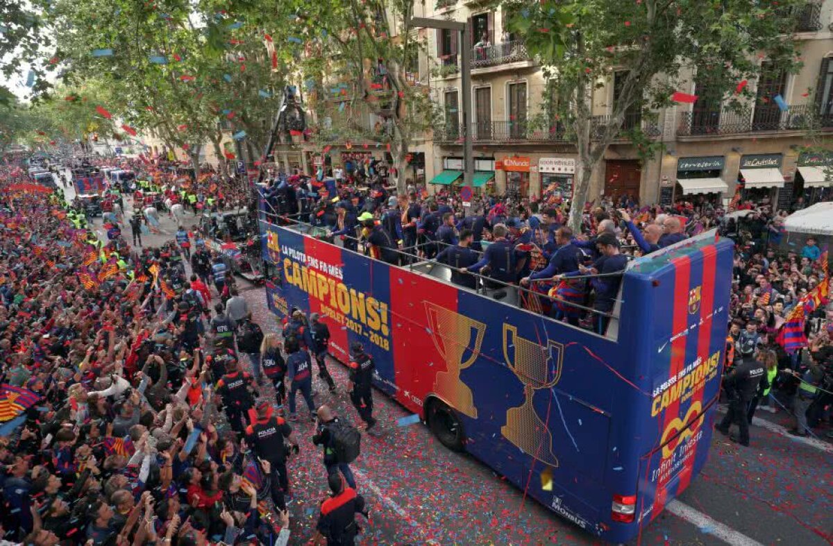 VIDEO + FOTO Momente nebune la fiesta Barcelonei » Luis Suarez i-a aruncat pantofii antrenorului Valverde din autocar și Pique a făcut duș cu bere