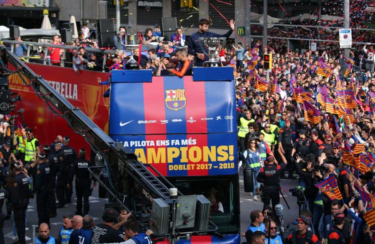 VIDEO + FOTO Momente nebune la fiesta Barcelonei » Luis Suarez i-a aruncat pantofii antrenorului Valverde din autocar și Pique a făcut duș cu bere