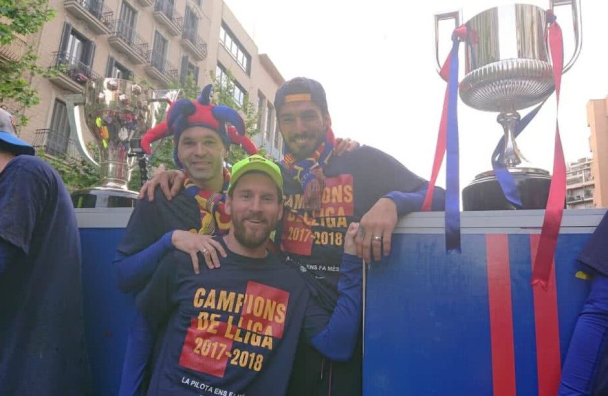 VIDEO + FOTO Momente nebune la fiesta Barcelonei » Luis Suarez i-a aruncat pantofii antrenorului Valverde din autocar și Pique a făcut duș cu bere