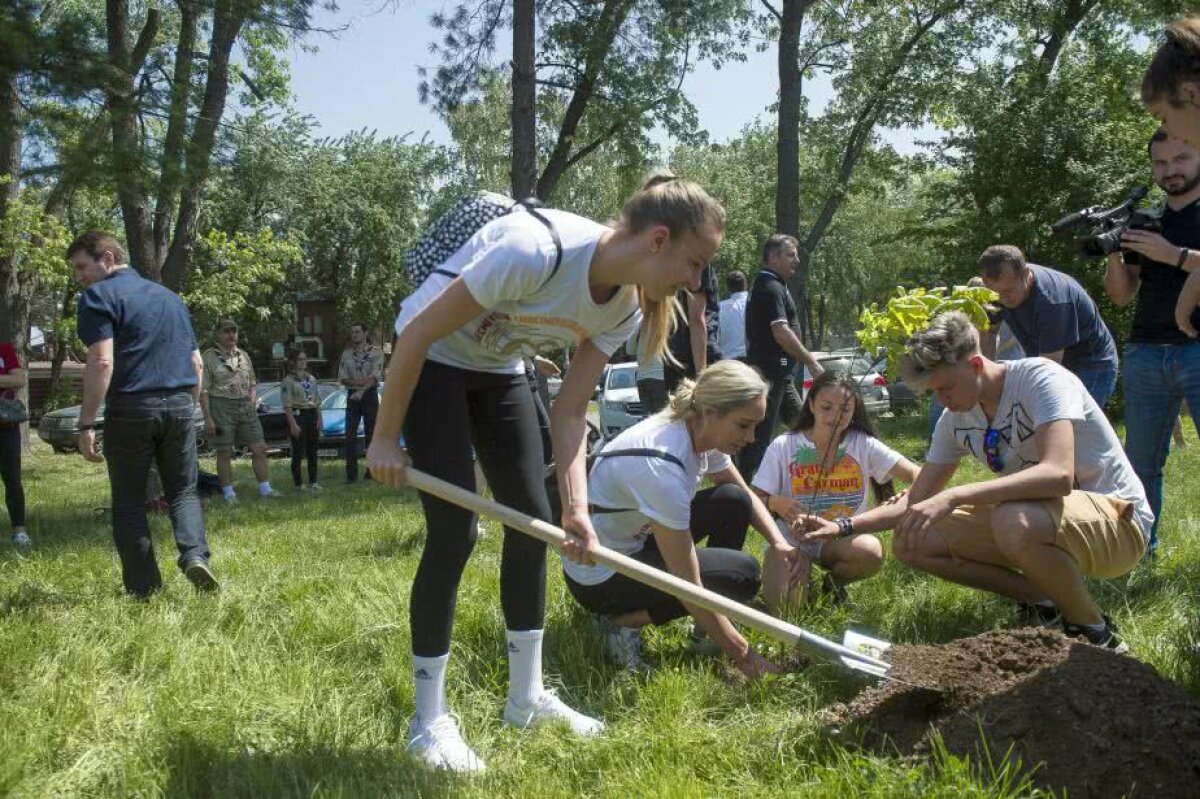 GALERIE FOTO Cele mai bune voleibaliste din lume au plantat copaci în Parcul Tineretului din Capitală: "De acum știu că la București am plantat un copac. O să spun tuturor"