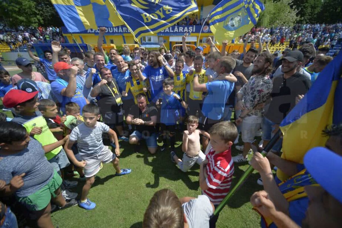 FOTO + VIDEO Dunărea Călărași a promovat în premieră în Liga 1! » Reportaj din mijlocul bucuriei: Anamaria Prodan a fost lângă Alexa. "Să sărbătorim, cu bere şi vin, clipa ce-o trăim!"