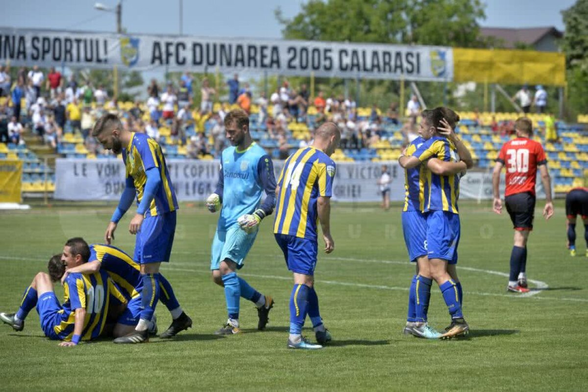 FOTO + VIDEO Dunărea Călărași a promovat în premieră în Liga 1! » Reportaj din mijlocul bucuriei: Anamaria Prodan a fost lângă Alexa. "Să sărbătorim, cu bere şi vin, clipa ce-o trăim!"