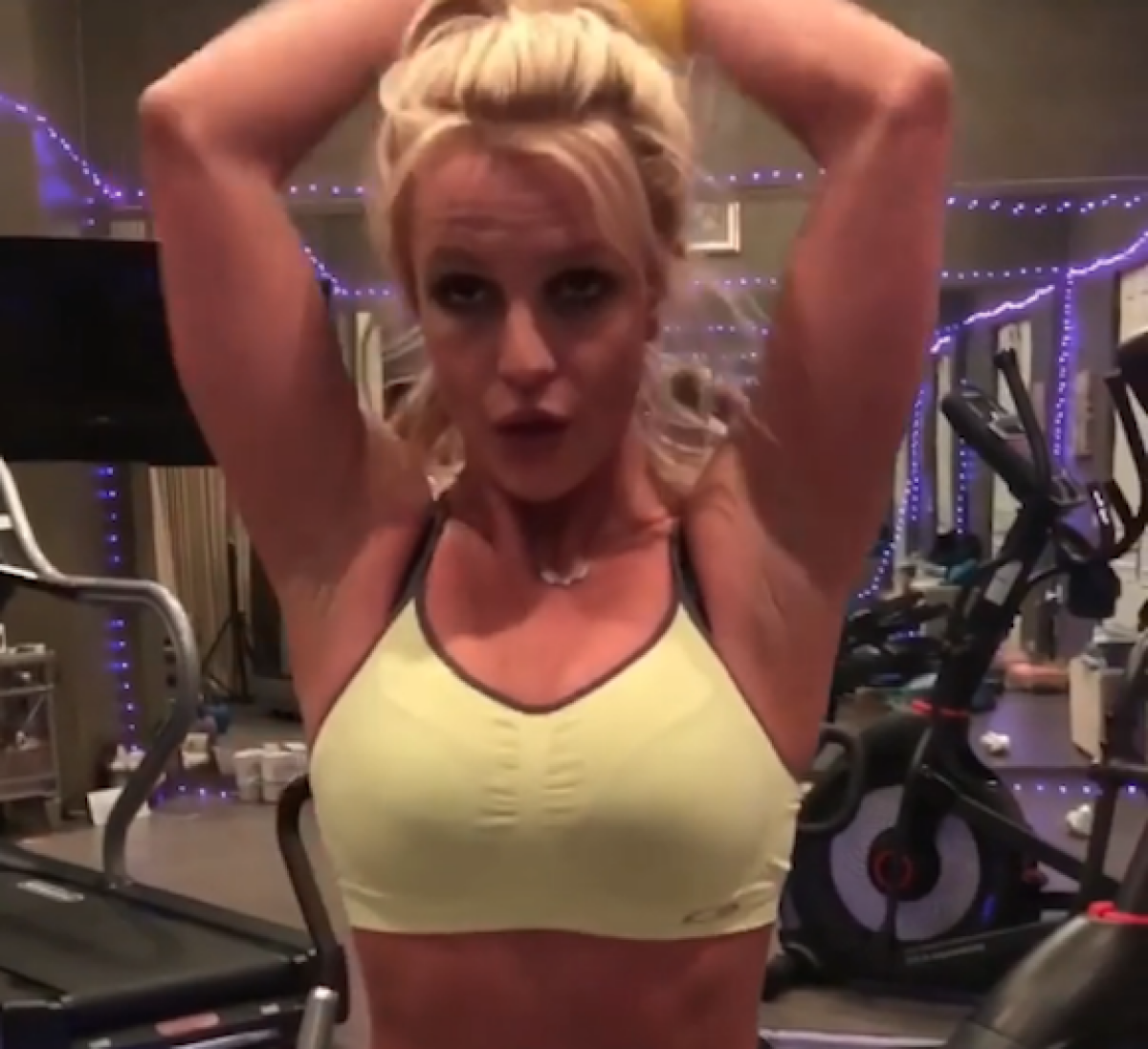 VIDEO & FOTO Vrea să devină regina fitnessului » Imagini demențiale cu Britney Spears și iubitul ei