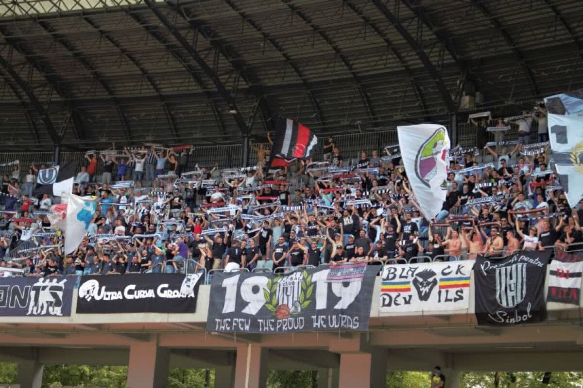 FOTO Spectacol la Cluj: Universitatea a promovat în Liga 2-a » Fanii au invadat terenul și au deschis șampania
