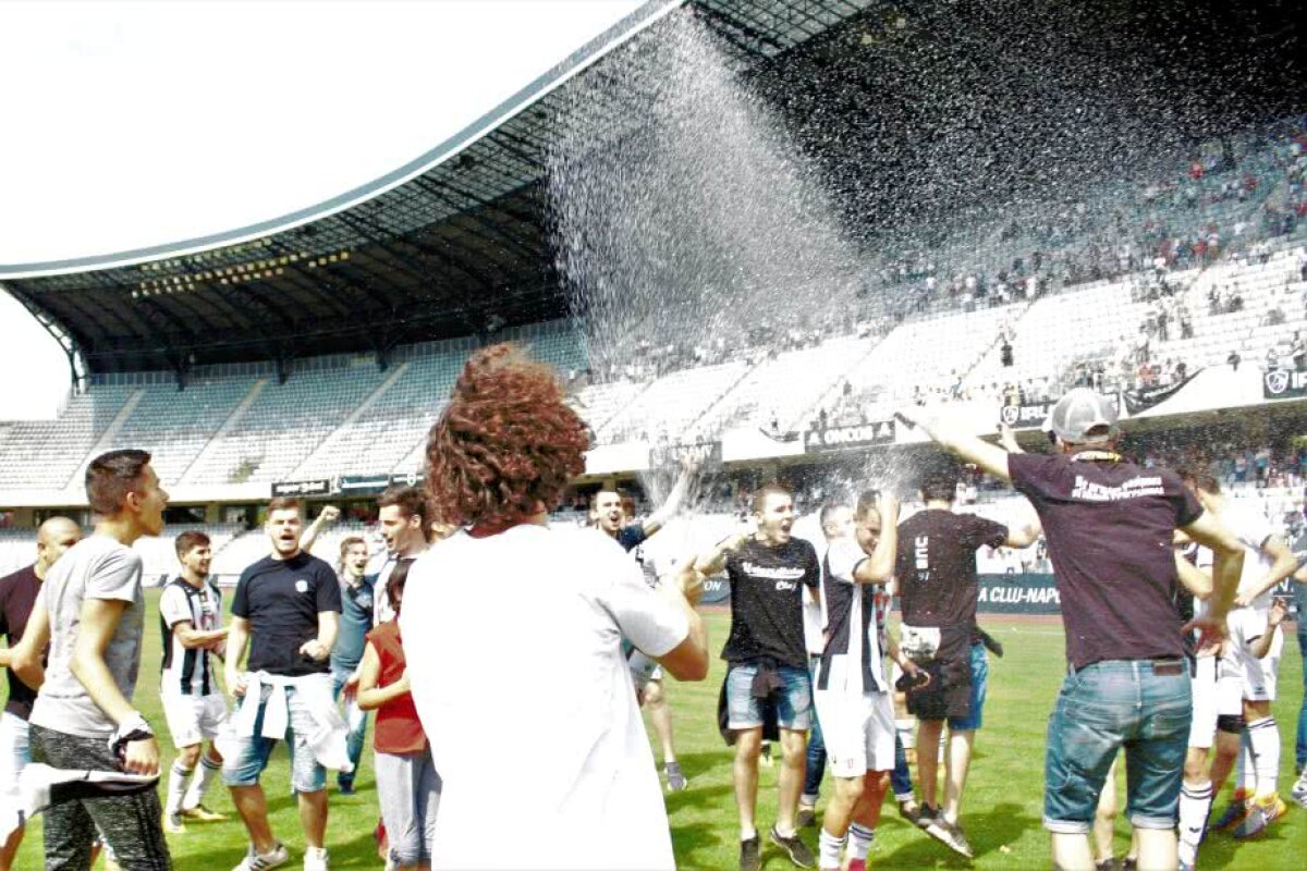 FOTO Spectacol la Cluj: Universitatea a promovat în Liga 2-a » Fanii au invadat terenul și au deschis șampania