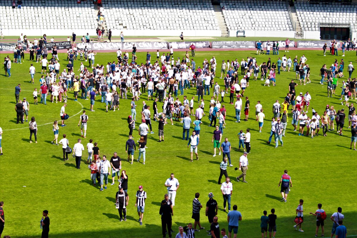 FOTO Spectacol la Cluj: Universitatea a promovat în Liga 2-a » Fanii au invadat terenul și au deschis șampania