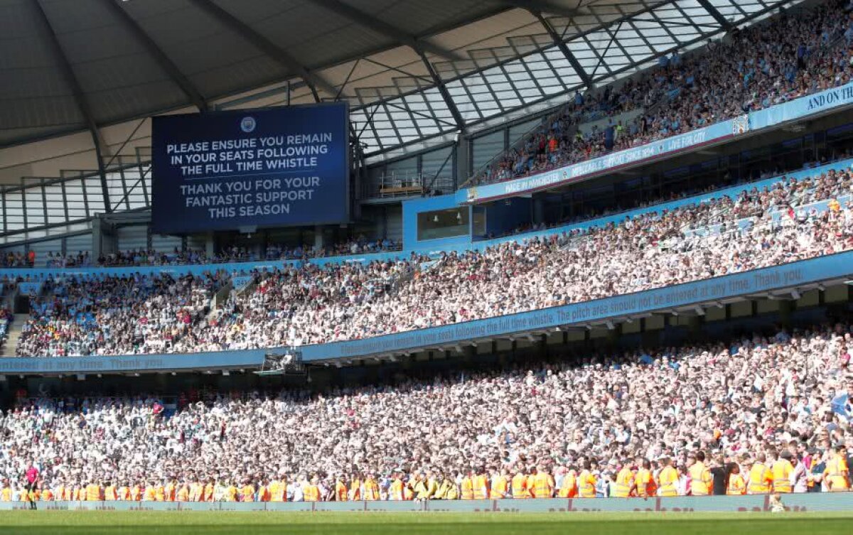 VIDEO+FOTO Sărbătoare la Manchester! Fanii lui City au intrat pe terenul de joc după al 5-lea titlu din istoria clubului