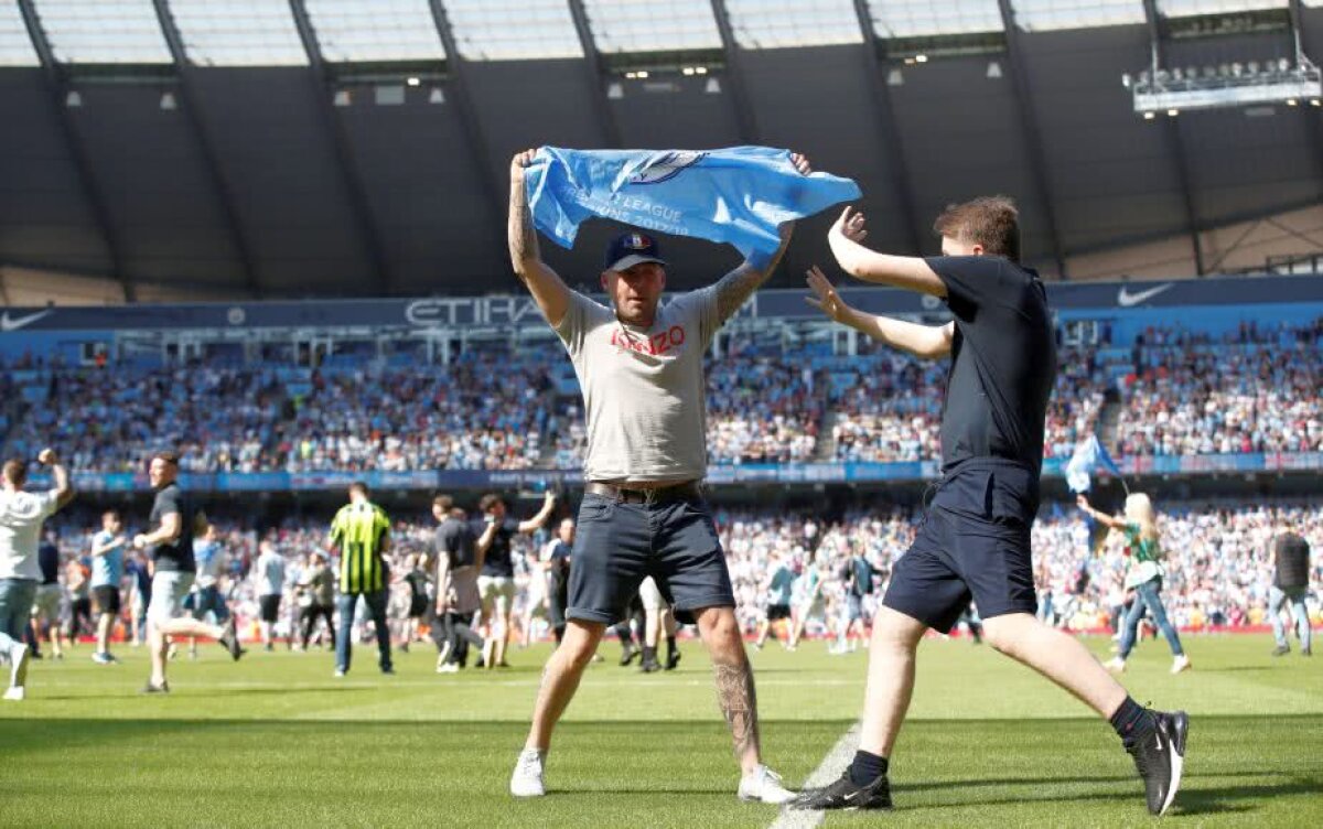 VIDEO+FOTO Sărbătoare la Manchester! Fanii lui City au intrat pe terenul de joc după al 5-lea titlu din istoria clubului