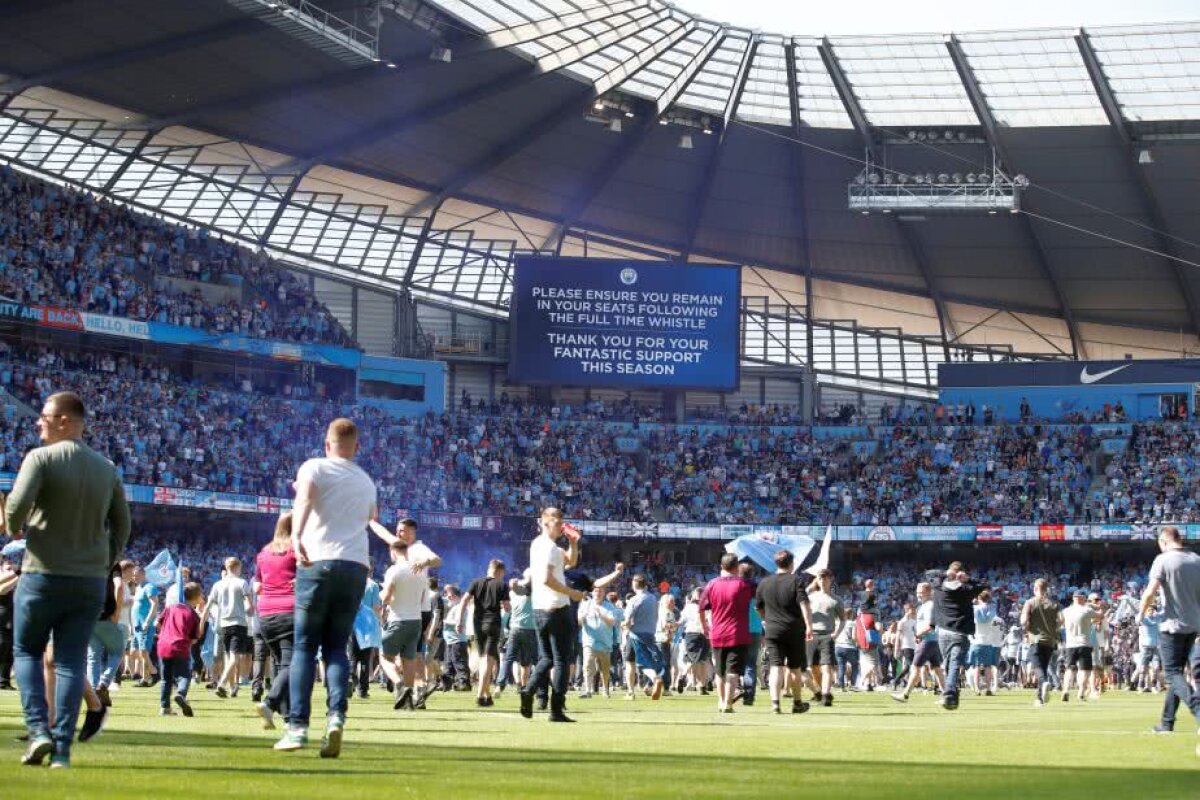 VIDEO+FOTO Sărbătoare la Manchester! Fanii lui City au intrat pe terenul de joc după al 5-lea titlu din istoria clubului