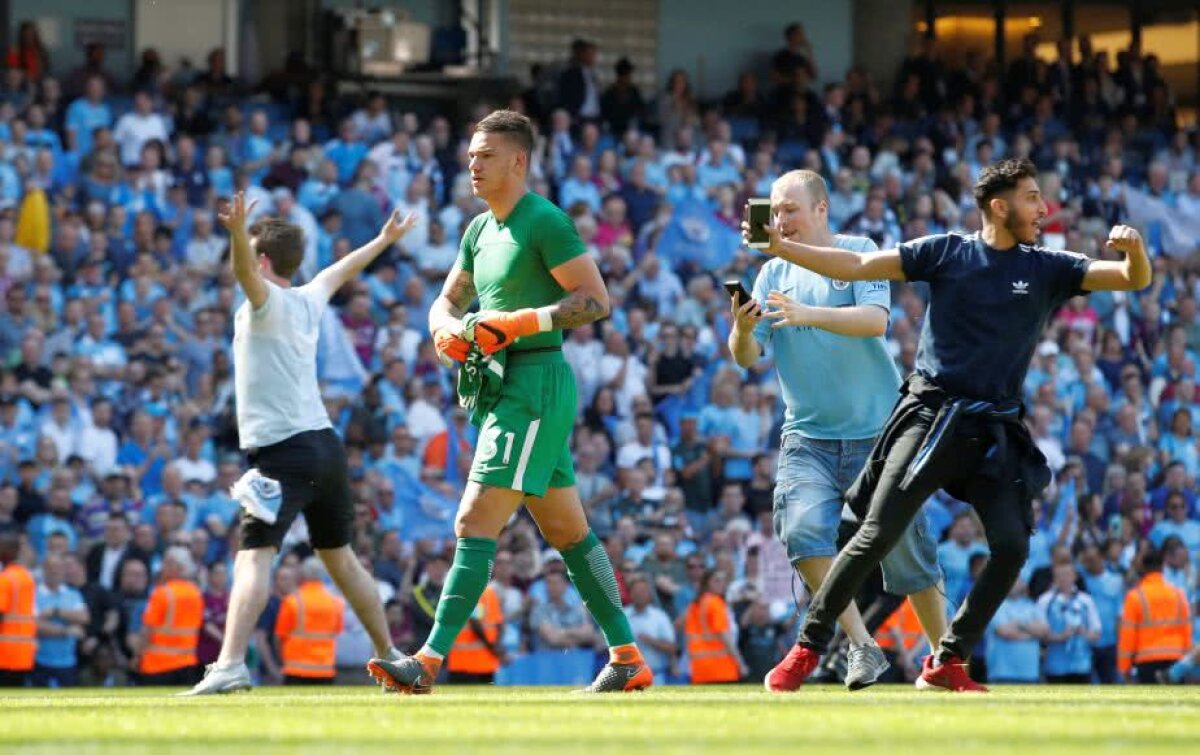 VIDEO+FOTO Sărbătoare la Manchester! Fanii lui City au intrat pe terenul de joc după al 5-lea titlu din istoria clubului