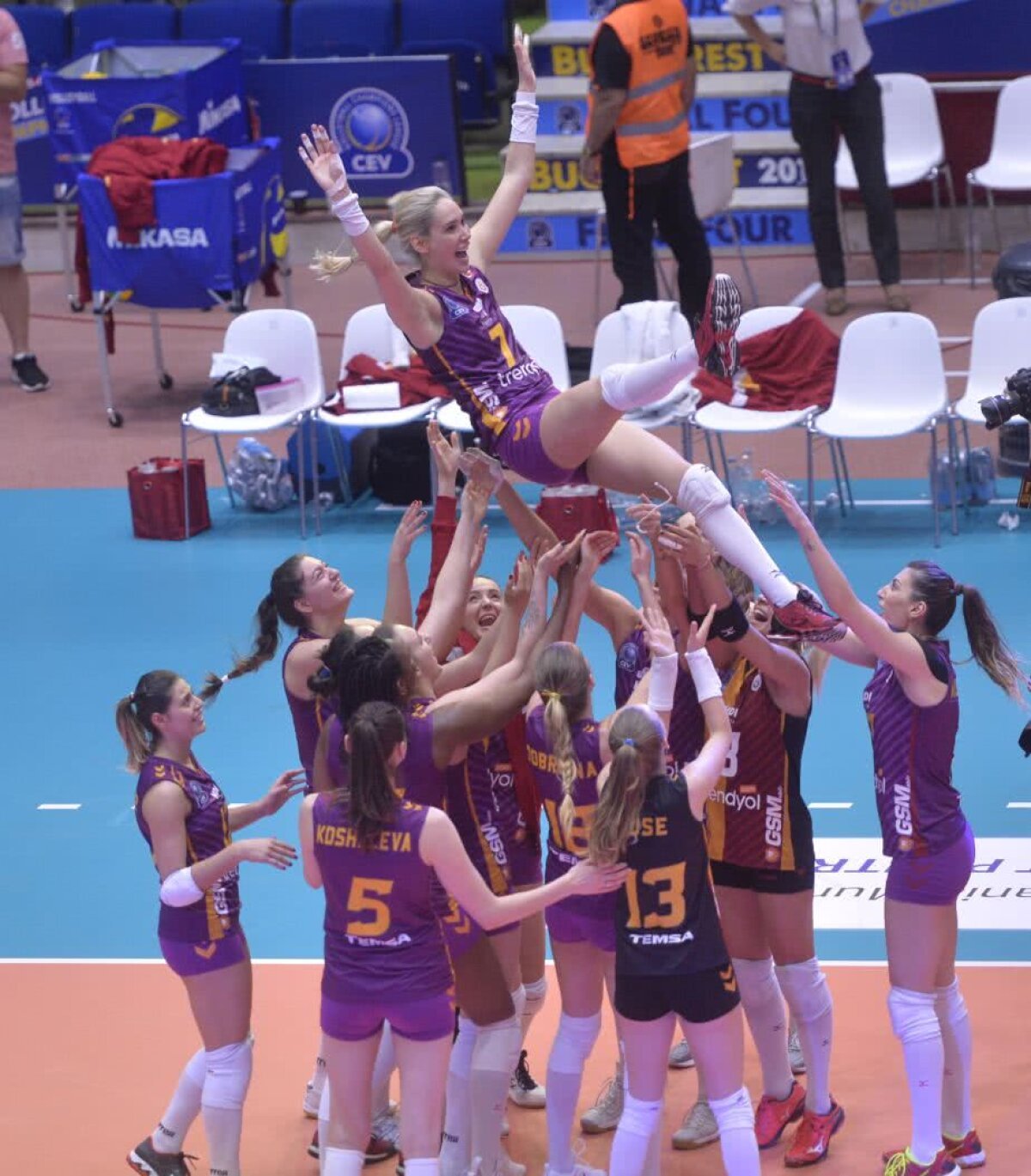 VIDEO+FOTO Înfrânte, dar intră în istorie! Volei Alba Blaj a pierdut finala Ligii Campionilor, în fața turcoaicelor de la Vakifbank