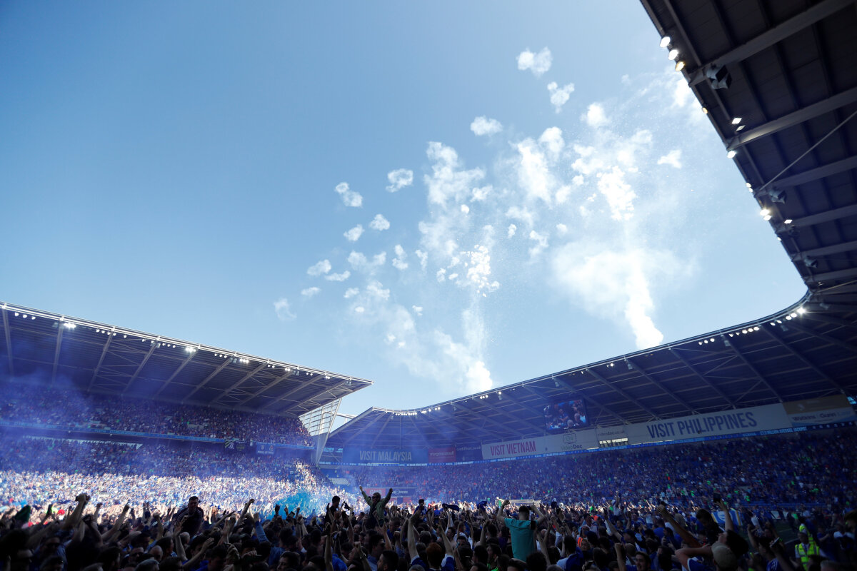 VIDEO + FOTO Știm numele primelor două echipe promovate în Premier League » Fază comică într-unul dintre meciurile decisive: aruncare de la magine... din teren :D