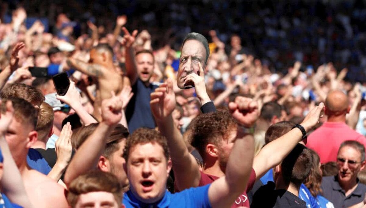 VIDEO + FOTO Știm numele primelor două echipe promovate în Premier League » Fază comică într-unul dintre meciurile decisive: aruncare de la magine... din teren :D