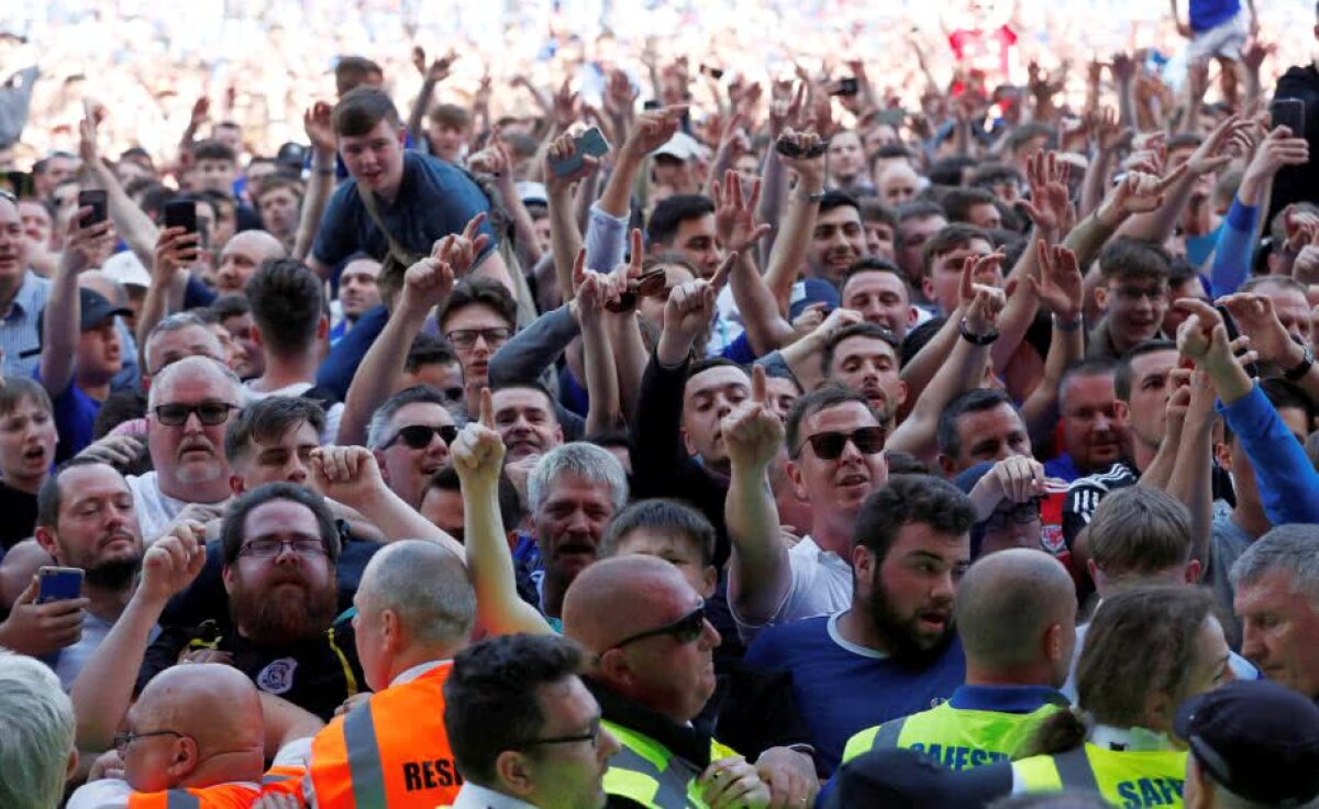 VIDEO + FOTO Știm numele primelor două echipe promovate în Premier League » Fază comică într-unul dintre meciurile decisive: aruncare de la magine... din teren :D