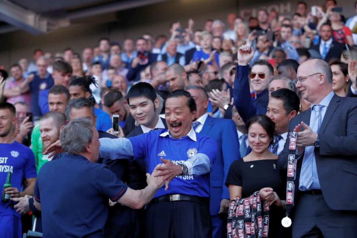 VIDEO + FOTO Știm numele primelor două echipe promovate în Premier League » Fază comică într-unul dintre meciurile decisive: aruncare de la magine... din teren :D