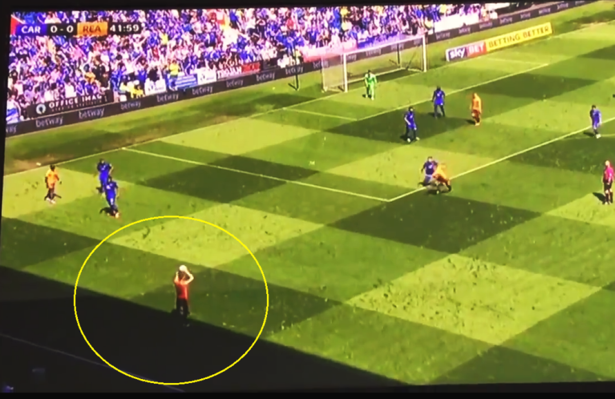 VIDEO + FOTO Știm numele primelor două echipe promovate în Premier League » Fază comică într-unul dintre meciurile decisive: aruncare de la magine... din teren :D