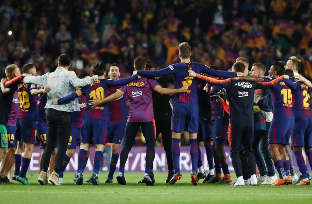 BARCELONA - REAL MADRID 2-2 // VIDEO + FOTO Fiesta pe teren la finalul meciului » Imagini senzaționale cu fotbaliștii catalani dansând și cântând alături de fani