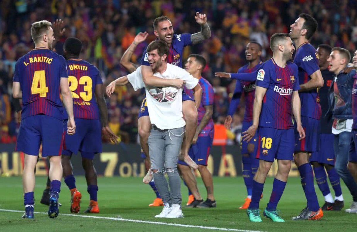 BARCELONA - REAL MADRID 2-2 // VIDEO + FOTO Fiesta pe teren la finalul meciului » Imagini senzaționale cu fotbaliștii catalani dansând și cântând alături de fani