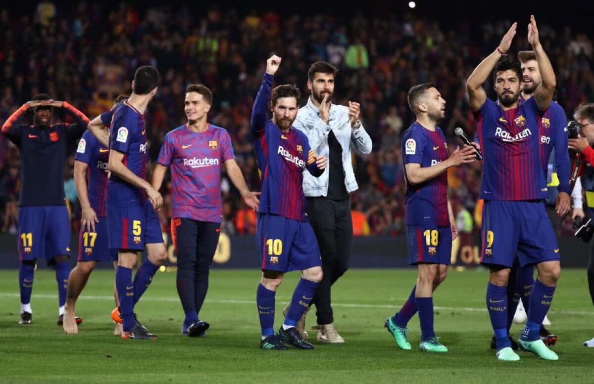 BARCELONA - REAL MADRID 2-2 // VIDEO + FOTO Fiesta pe teren la finalul meciului » Imagini senzaționale cu fotbaliștii catalani dansând și cântând alături de fani
