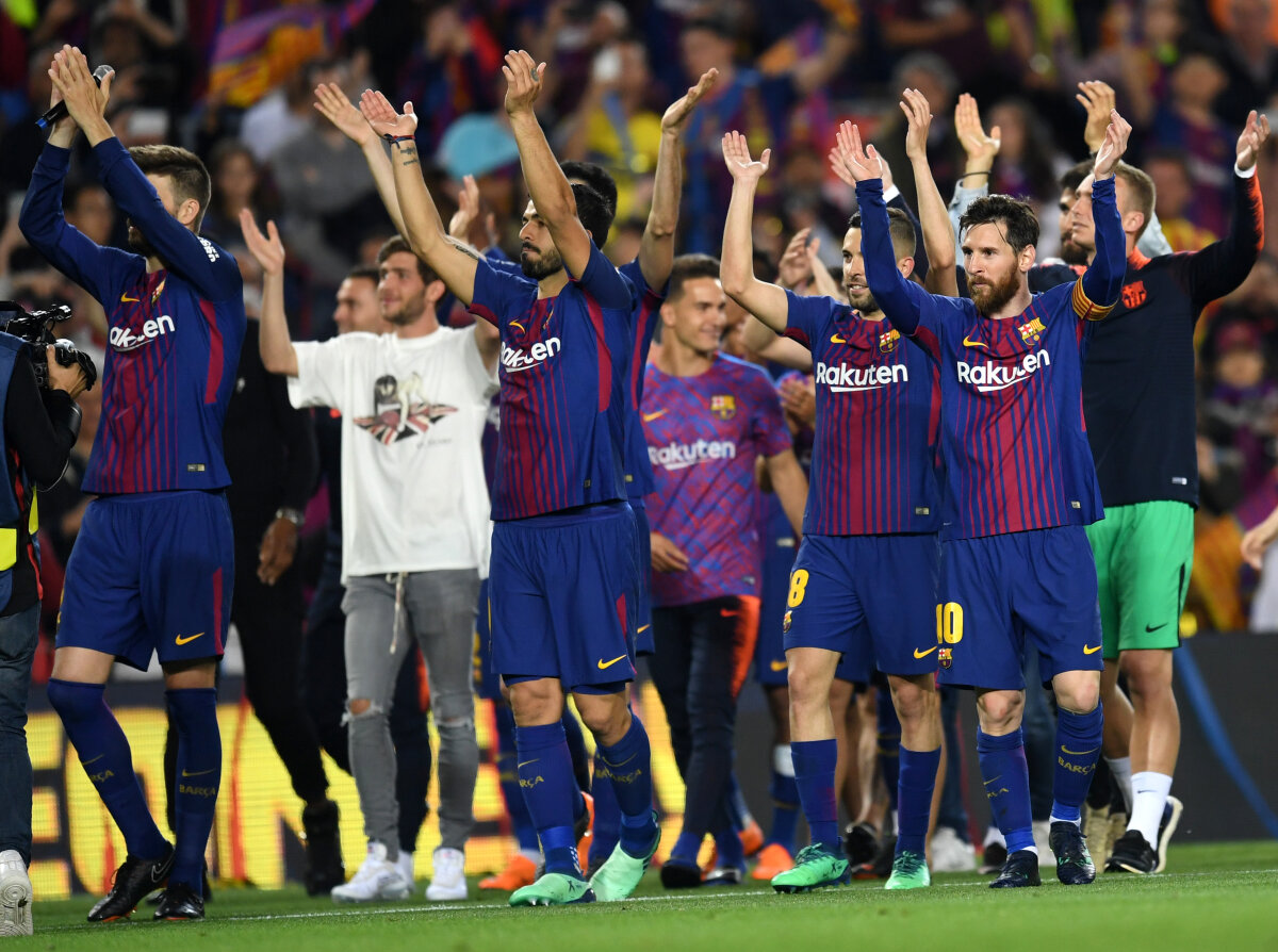 BARCELONA - REAL MADRID 2-2 // VIDEO + FOTO Fiesta pe teren la finalul meciului » Imagini senzaționale cu fotbaliștii catalani dansând și cântând alături de fani