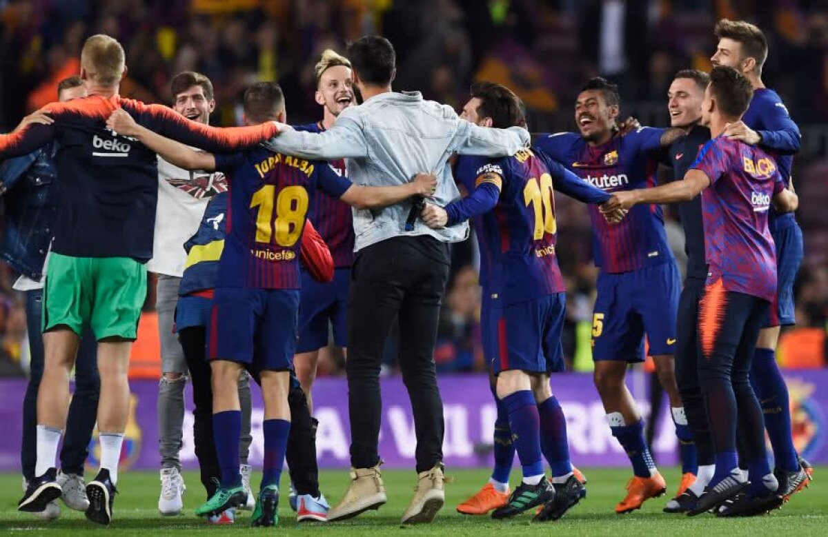 BARCELONA - REAL MADRID 2-2 // VIDEO + FOTO Fiesta pe teren la finalul meciului » Imagini senzaționale cu fotbaliștii catalani dansând și cântând alături de fani