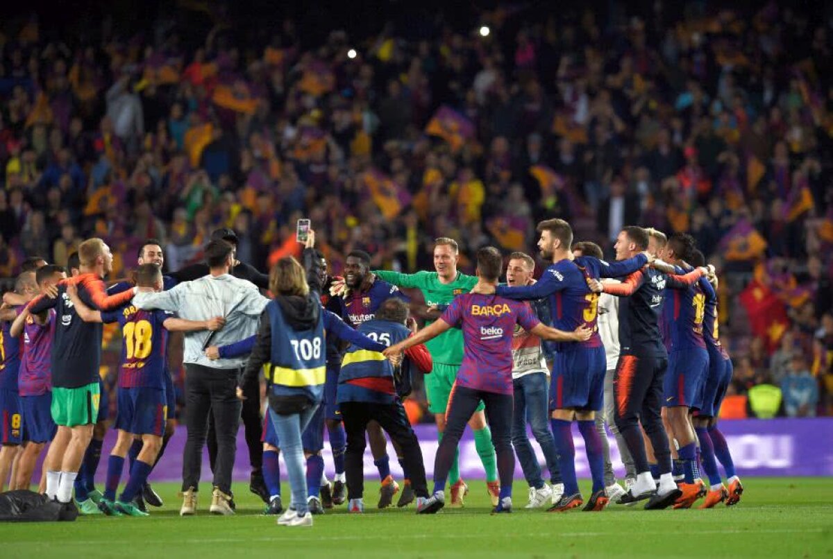 BARCELONA - REAL MADRID 2-2 // VIDEO + FOTO Fiesta pe teren la finalul meciului » Imagini senzaționale cu fotbaliștii catalani dansând și cântând alături de fani