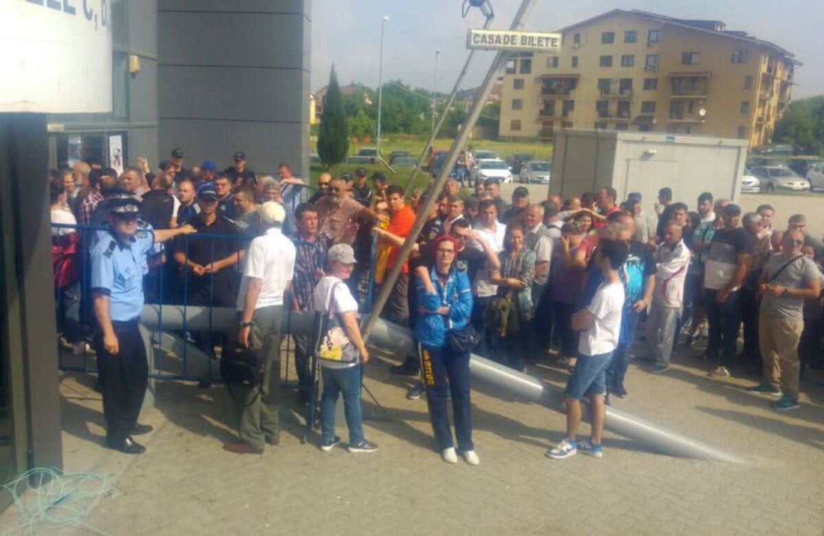 VIDEO + FOTO Scandal în Bănie înaintea returului finalei Cupei EHF! 1.000 de oameni stau de aseară la coadă și acuză manevre cu biletele