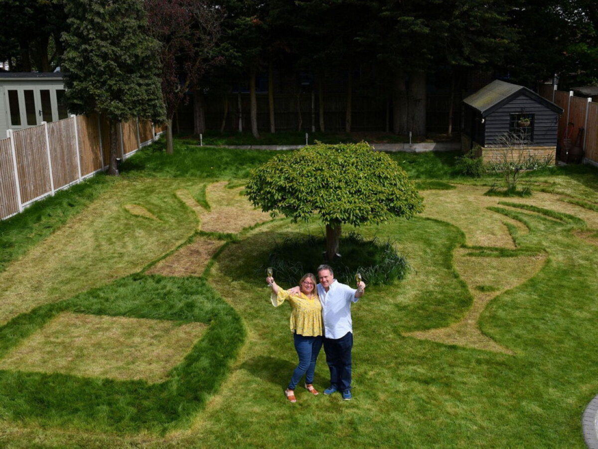 Au câștigat 3 milioane de lire la loto și au făcut în grădină ceva ce a uimit întreaga lume!