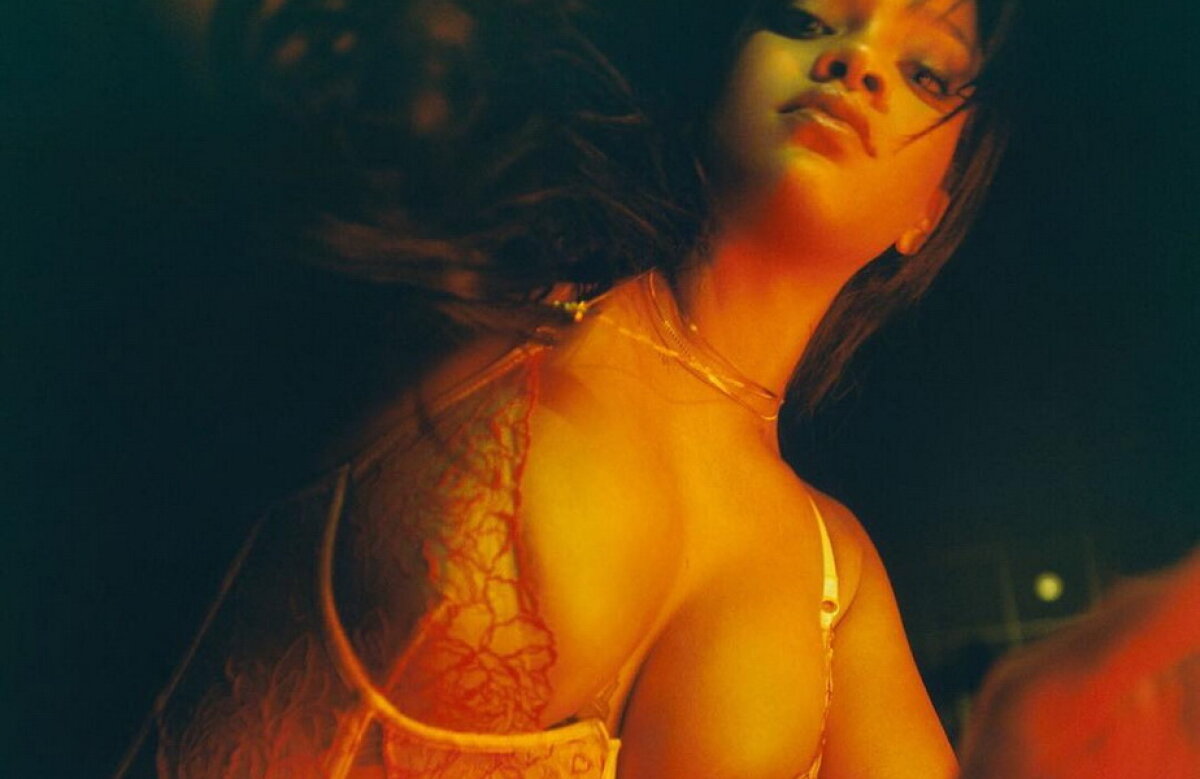 FOTO Rihanna, aşa cum nu ai văzut-o niciodată. Este hot, hot, hot!