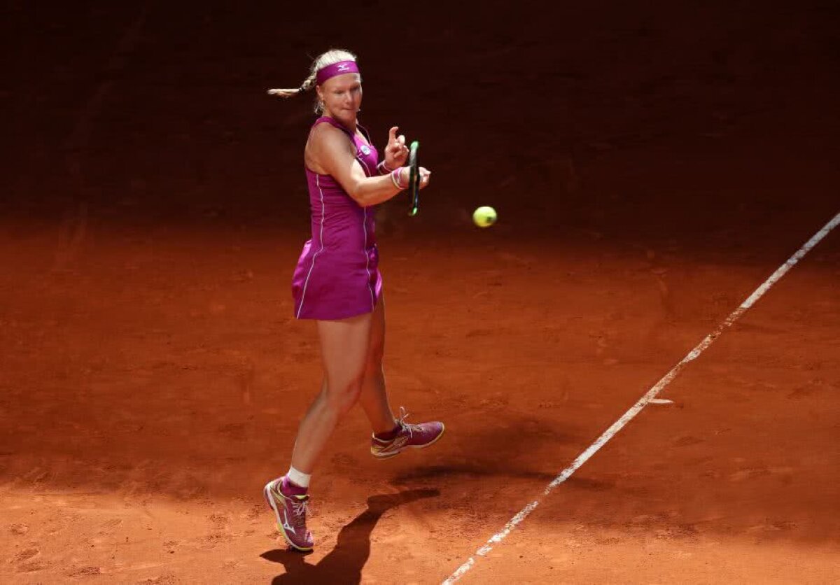 VIDEO + FOTO Sharapova, eliminată de jucătoarea care a ajutat-o pe Simona Halep să își păstreze locul 1 WTA