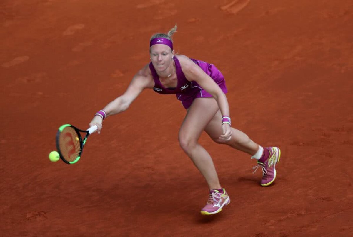 VIDEO + FOTO Sharapova, eliminată de jucătoarea care a ajutat-o pe Simona Halep să își păstreze locul 1 WTA