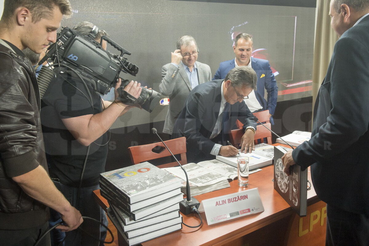 GALERIE FOTO Albumul de colecție "100. Poveștile nemuritoare ale fotbalului românesc" a fost lansat astăzi la sediul LPF » Cornel Dinu: "Aștept cu nerăbdare să gust din atâtea povestiri ale fotbalului nostru" 