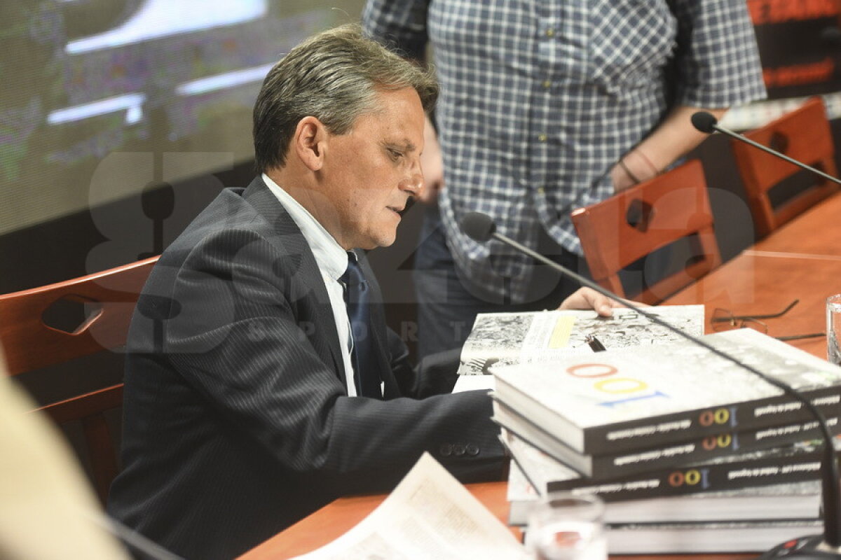 GALERIE FOTO Albumul de colecție "100. Poveștile nemuritoare ale fotbalului românesc" a fost lansat astăzi la sediul LPF » Cornel Dinu: "Aștept cu nerăbdare să gust din atâtea povestiri ale fotbalului nostru" 