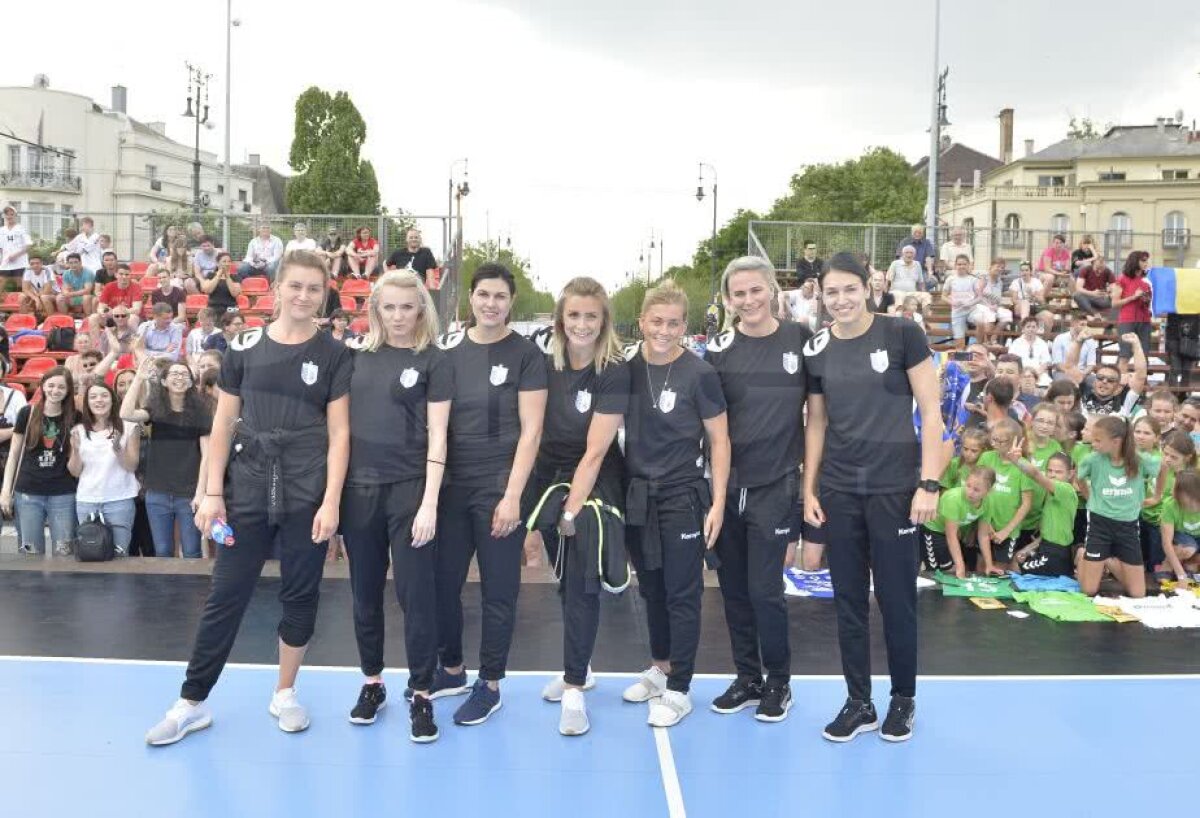 VIDEO+FOTO Distracție și zâmbete » Dialog relaxat cu fetele de la CSM București despre porecle, mâncăruri preferate și dansuri