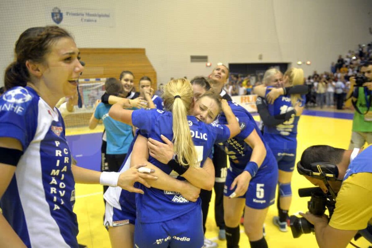 CRAIOVA A CÂȘTIGAT CUPA EHF // VIDEO + FOTO IMPRESIONANT! Imaginile bucuriei din Sala Polivalentă după succesul istoric al lui SCM Craiova: jucătoarele au izbucnit în plâns!