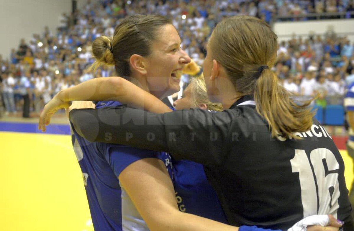 CRAIOVA A CÂȘTIGAT CUPA EHF // VIDEO + FOTO IMPRESIONANT! Imaginile bucuriei din Sala Polivalentă după succesul istoric al lui SCM Craiova: jucătoarele au izbucnit în plâns!