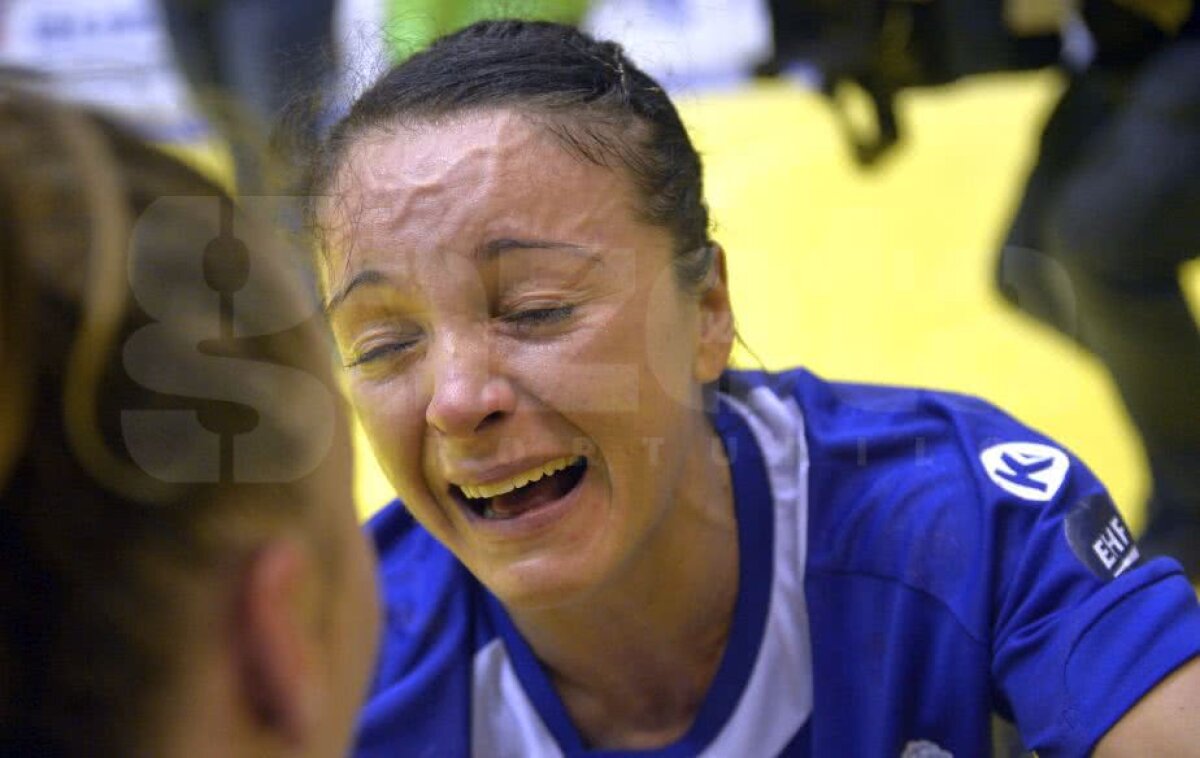 CRAIOVA A CÂȘTIGAT CUPA EHF // VIDEO + FOTO IMPRESIONANT! Imaginile bucuriei din Sala Polivalentă după succesul istoric al lui SCM Craiova: jucătoarele au izbucnit în plâns!